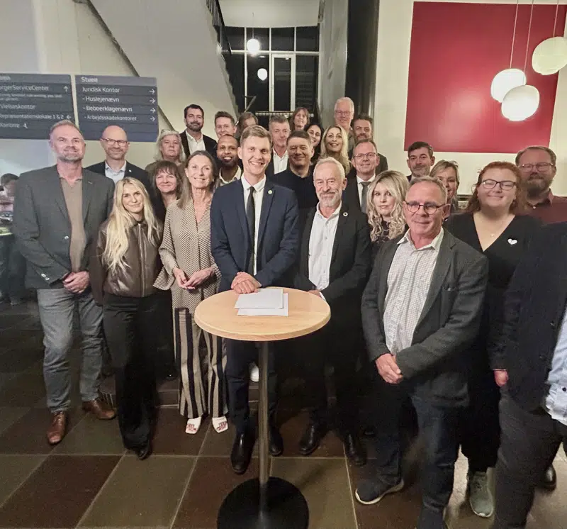 Bag budgetaftalen står Socialdemokratiet, Venstre, Det Radikale Venstre, Enhedslisten, Det Konservative Folkeparti, Socialistisk Folkeparti og løsgænger Ole Risager.