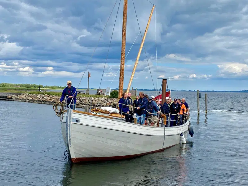 Gammel stenfiskerbåd er med til at lægge sten tilbage til Limfjorden
