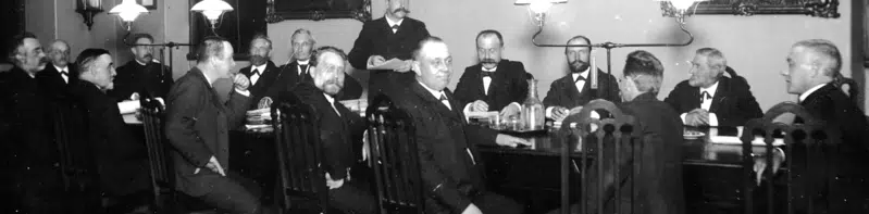 Sort-hvidt billede af byråd i slutningen af forrige århundrede
