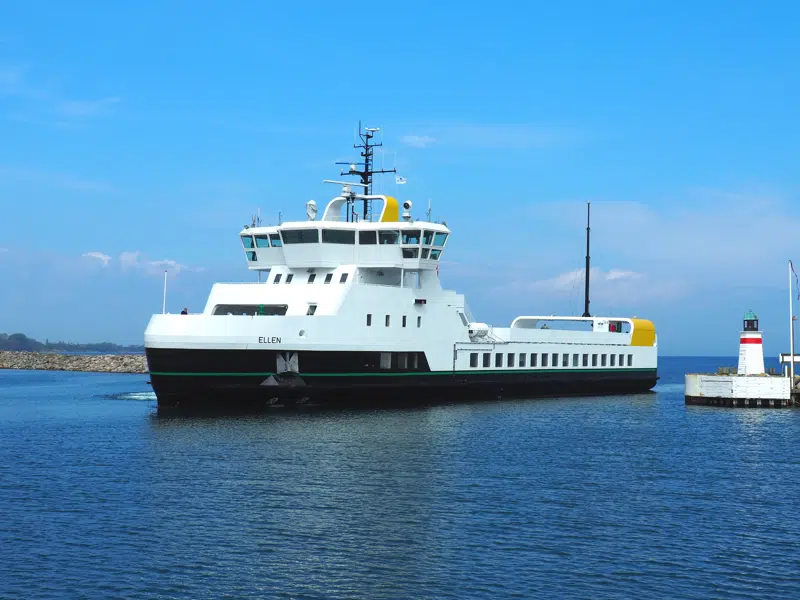 Elfærgen Ellen på vej i havn i Søby