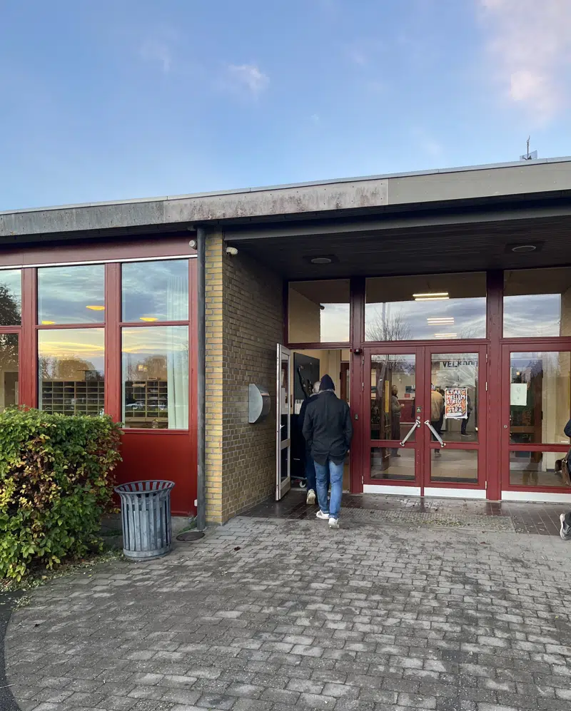 Mand går ind af døren til valgsted på Marstal Skole