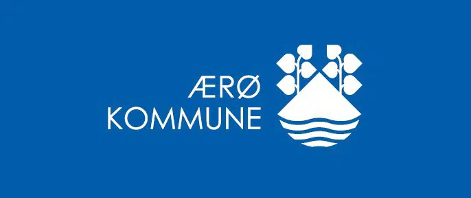 Ærø Kommunes logo i hvidt. Byvåben har ø med træer med blade og tre bølger vand under. 