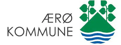 Logo: Ærø Kommune skrevet i to lag og er højrestilet op mod byvåbnet, som er tre bølger med en grøn ø med to træer og otte blade