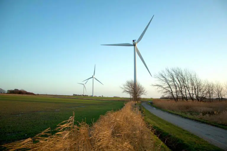 to vindmøller langs vejen