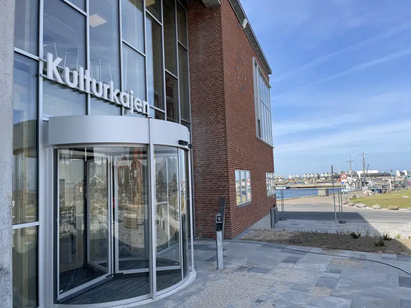 en bygning med glasdøre