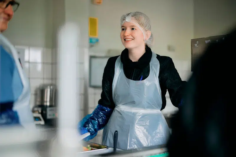 Matilde ved båndet i udpotioningen