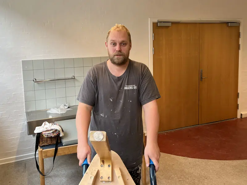 Jo mere jeg kender stedet, jo mindre har jeg behov for pauser. Jeg er tryg i opgaverne – og det er virkelig et dejligt sted at være, fortæller Daniel Ussing, der er ansat som pedel i et fleksjob ved Gummerup Vuggestue og Børnehave.