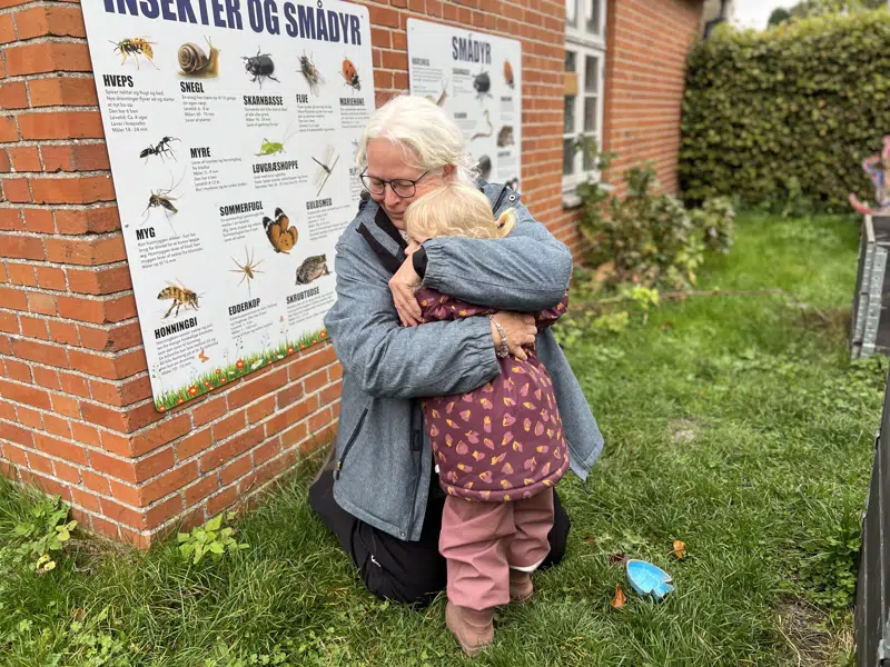Vi giver børnene mange kram, fortæller Helle Ditlefsen med at varmt smil. Nogle gange beder de om det, og andre gange er det bare løsningen på en svær situation.