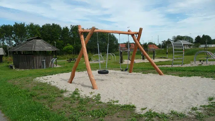 en legeplads med rutsjebane