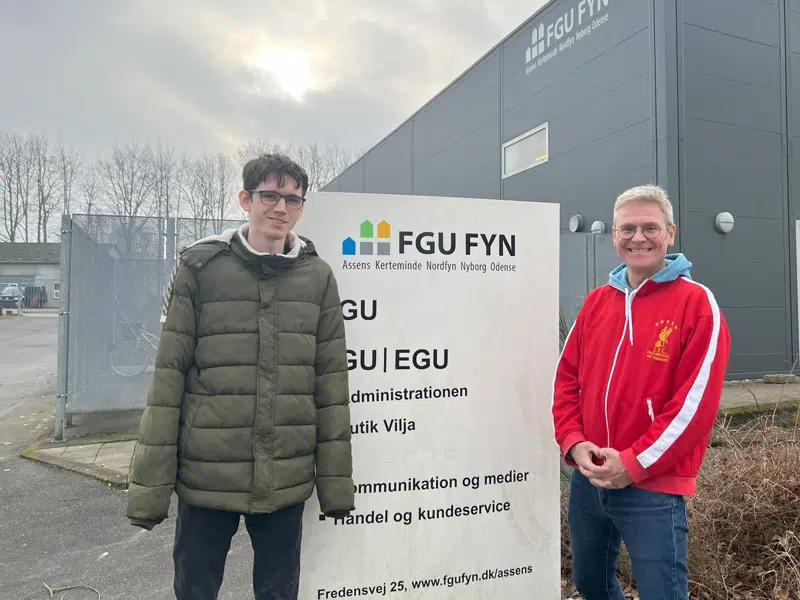 Michael Boÿe Hvorslev (th) har en smed, en kontoradministrativ og to køkkenmedhjælpere ansat under fleksjobbetingelserne på FGU Fyn, Assens. ”De er ligestillede og ligeværdige med andre i personalegruppen”, fortæller han – her sammen med køkkenmedhjælper Kasper Tornehave Jensen (tv).