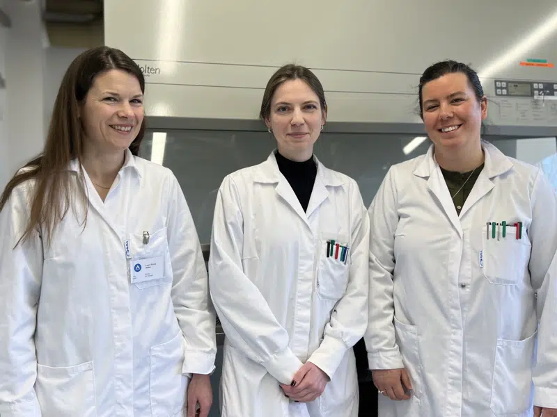 Vi så med det samme et potentiale i Iryna, hvis CV indeholder både relevant uddannelse og erfaring. Samtidig var hendes uddannelse godkendt som svarende til en bioanalytiker i Danmark, det var medvirkende til, at vi inviterede Iryna til en samtale og indledte virksomhedspraktik, fortæller QC Manager ved ALS Odense, Laura Hyrup Møller (tv). I midten Iryna Shapovalova og teamleder Stine Tryggedsson (th)