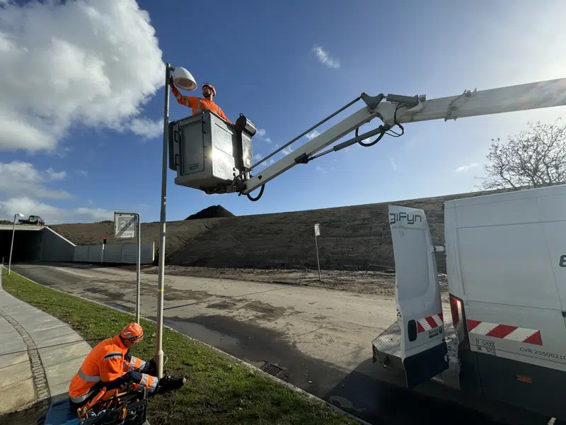 Sådan så det ud, da den sidste LED-gadelygte blev sat op i Assens Kommune. Nu er der LED-gadebeslysning i hele Assens Kommune.