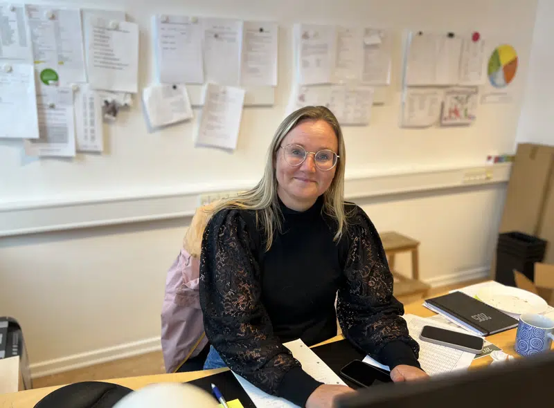 Billedet: Jeg har det bedst med at flyde lidt ind og være der, hvor det sker, fortæller leder af Gummerup vuggestue og børnehave, Stine Lund Larsen, som helt ikke vil være en der leder fra kontoret.