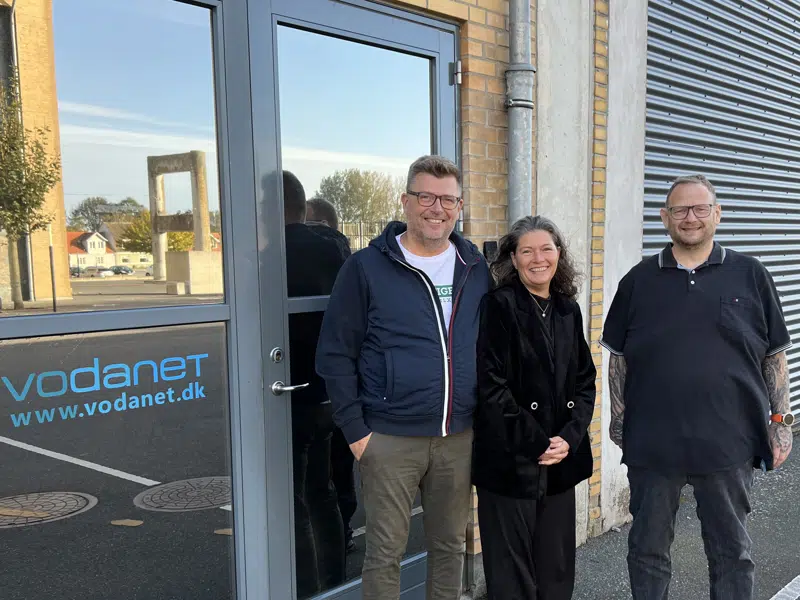 Thomas Truels Shultz (TV) ejer virksomheden Vodanet, der skaber og varetager maritime IT-løsninger. ”Hos os betyder ærlighed, at vi kan vise tillid, og det kommer vi langt med,” fortæller han. Her sammen med hustruen, Pia Schultz, der er ansvarlig for HR og regnskab samt medarbejder Ulrich Kronborg (th).