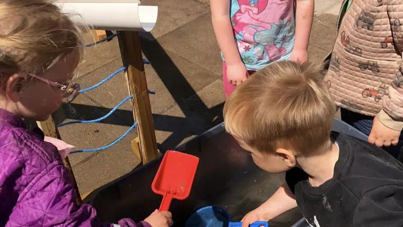 Børn leger med vand