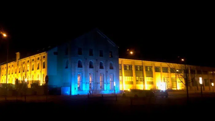 Billede af rådhus i ukrainske farver