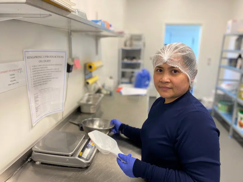 en person i en laboratoriefrakke