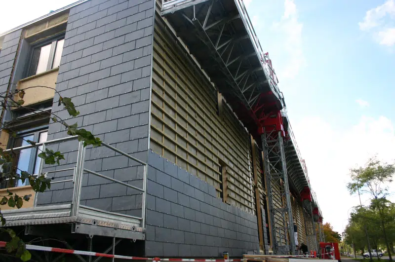 Montering af ny facadebeklædning i boligafdelingen Etagehusene.