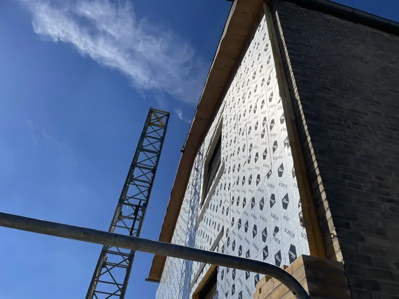 Efterisolering af gavle i boligafdelingen Solhusene. 