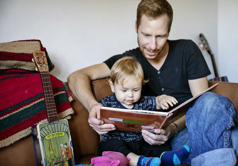 Far og barn læser