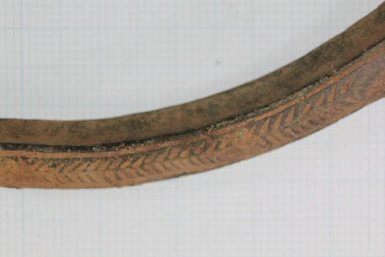 Halsringen er dekoreret med et fint fiskebensmønster. Foto. Palle Østergaard Sørensen, ROMU.