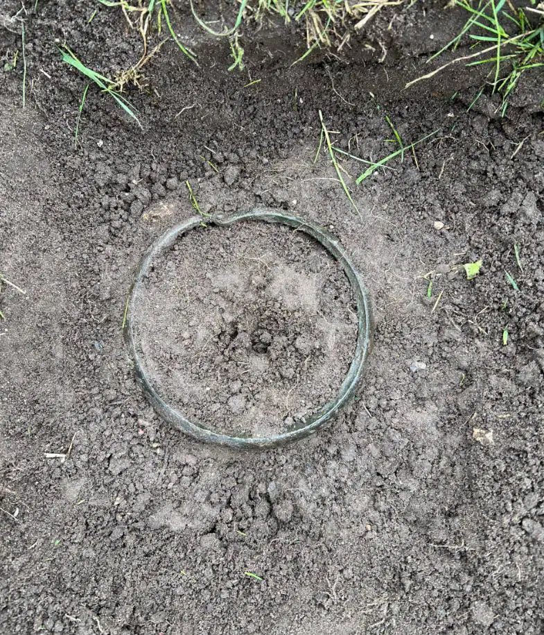 Den store halsring med det særlige polygonale (mangekantede) tværsnit er gravet frem. Foto. Palle Østergaard Sørensen, ROMU.