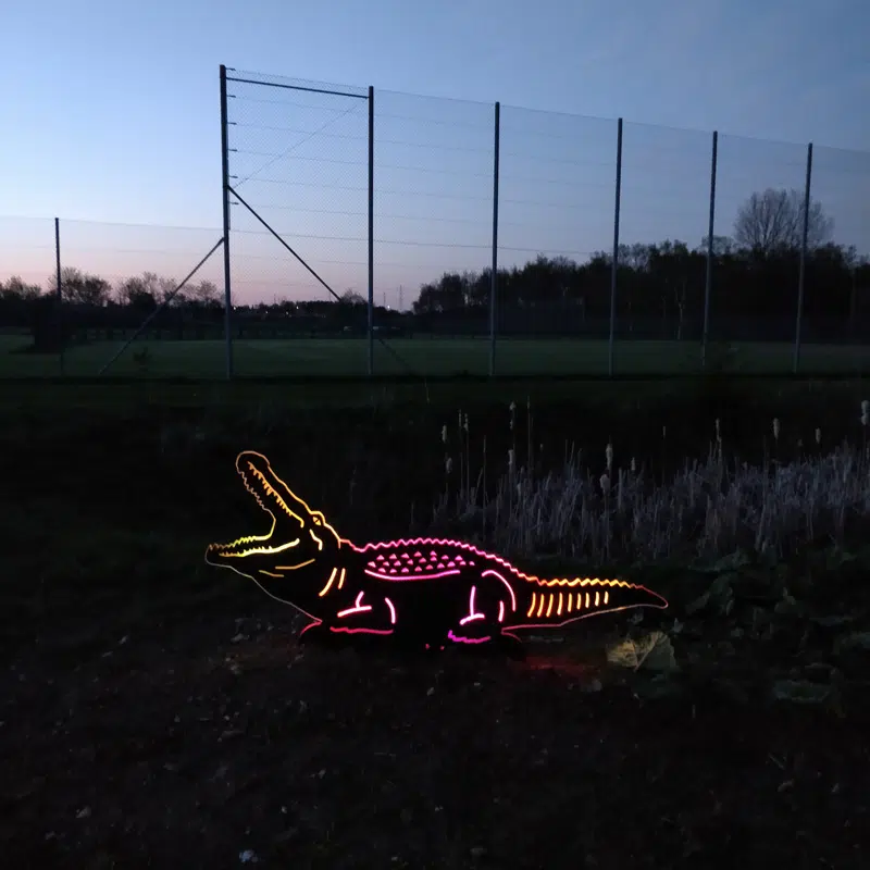 Lolle og Nielsen har sammen med elever fra Lærkeskolen skabt 10 dyr ved Veksø og Stenløse, der lys i mørket