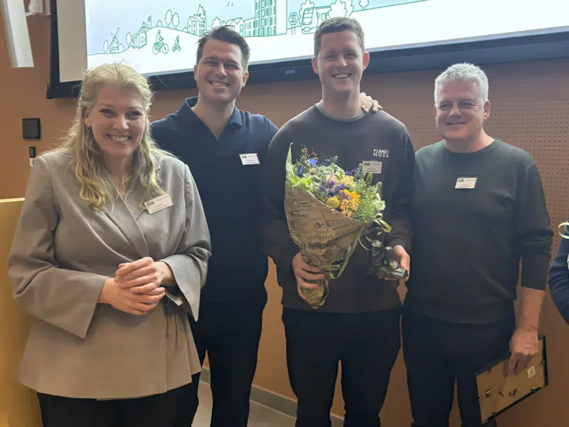 De glade vindere af Egedal Erhvervspris Martin Mortensen (th.), Mathias Trusell Mortensen (i m.) og Mikkel Trusell Mortensen (tv.) sammen med borgmester Birgitte Neergaard-Kofod.