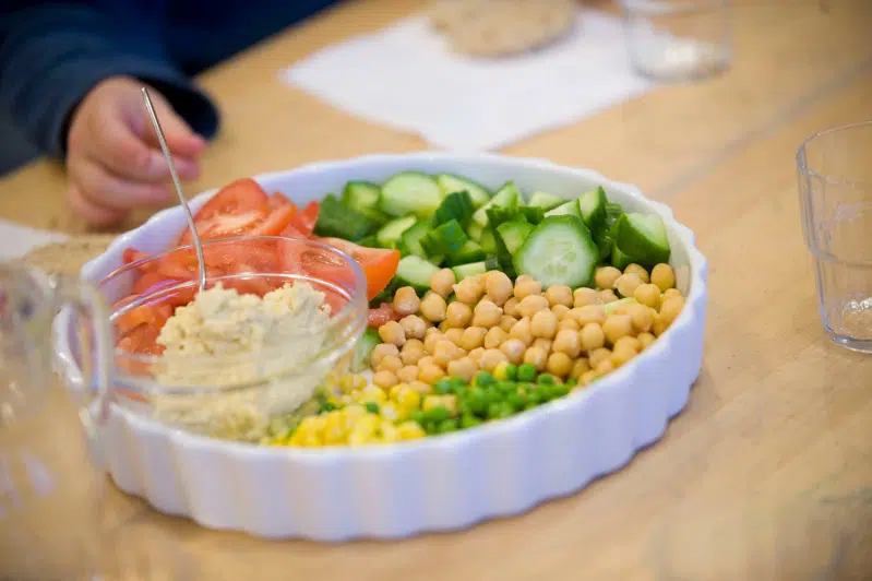 Fad med grøntsager og hummus.