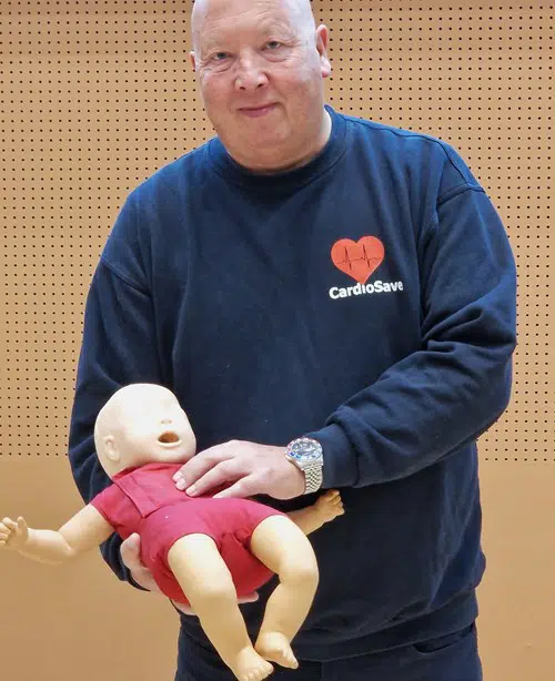 Lars demonstrere førstehjælp