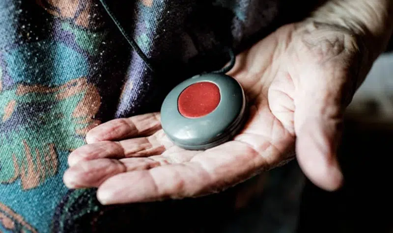 Ældre åben hånd med nødkald liggende i