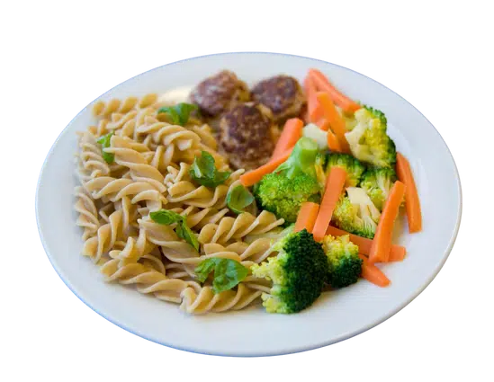 Tallerken med pasta, frikadeller og grøntsager.