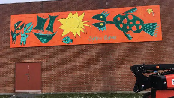 Sol over Ungdommens Energi af Søren Parmo på Boesagerskolens svømmehal