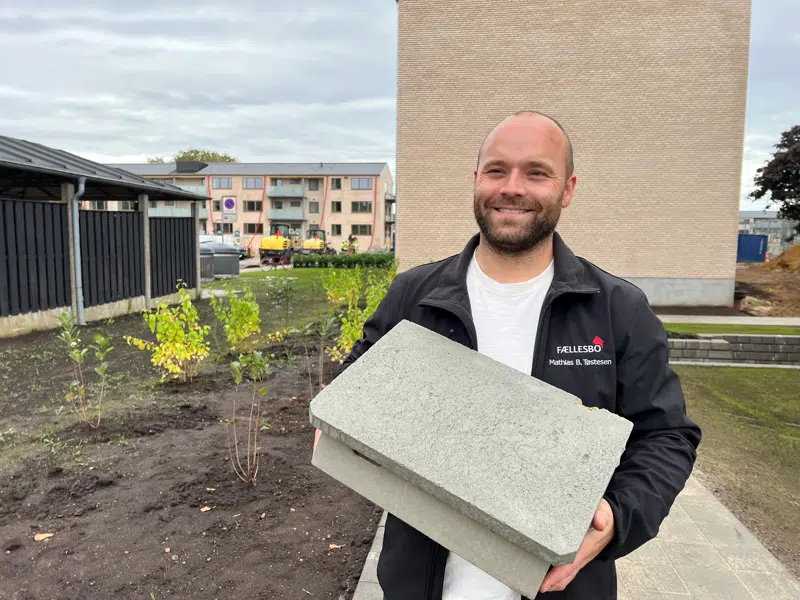 Projektleder Mathias Bang Tøstesen med en af rederne, som FællesBo bygger ind i gavlen, når der renoveres
