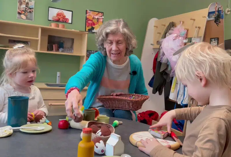 Frivillig i børnhave, leger med børn.