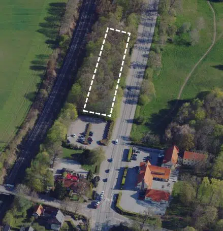 De nye parkeringspladser etableres ved de stiplede linjer