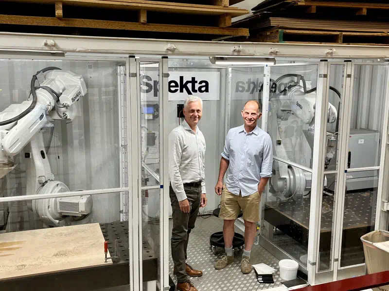 Konsulentchef Flemming Troelsen fra Erhvervshus Hovedstaden og direktør Anders Engelbrecht tager et kig på en af de robotter, som Spekta har finansieret med erhvervsfremmemidler og hjælp fra Erhvervshuset.  
