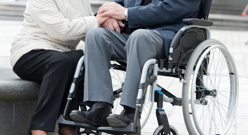 Foto af mand i kørestol