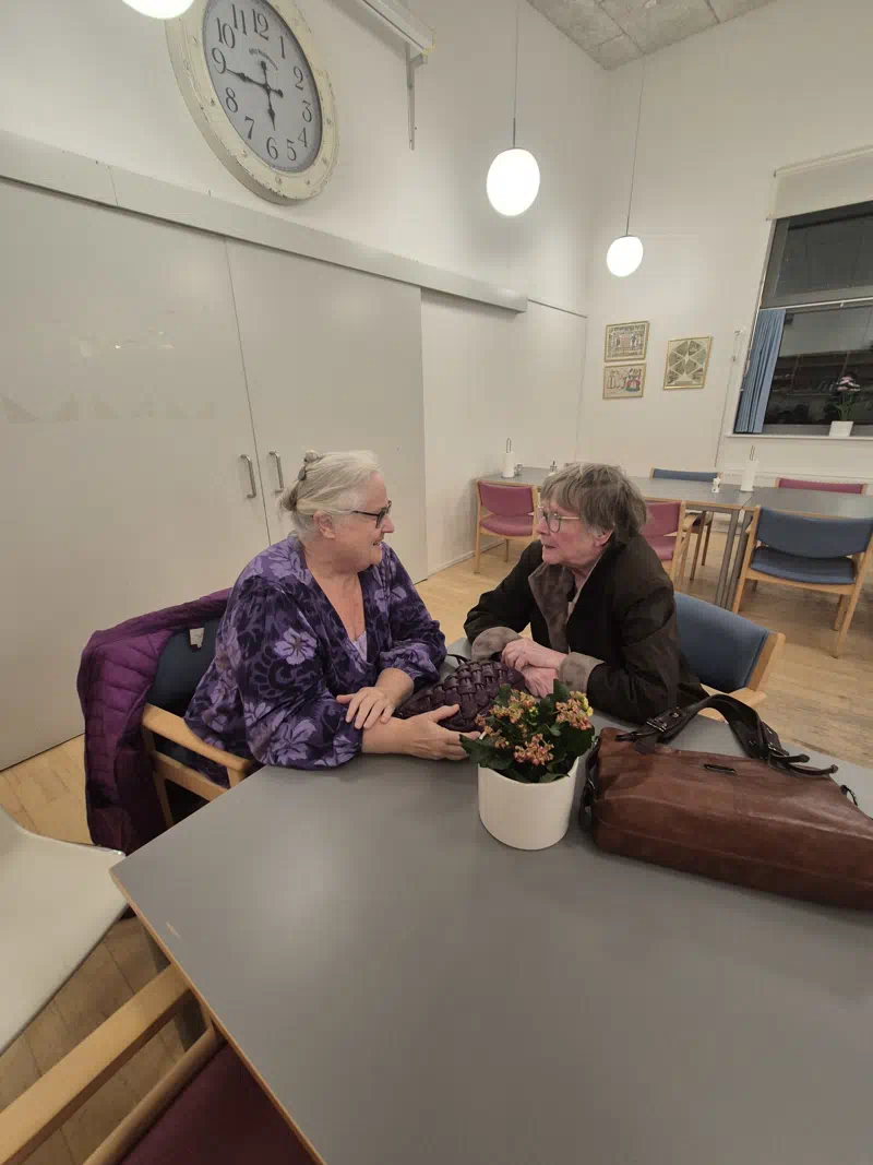 Billede af to pårørende i samtale