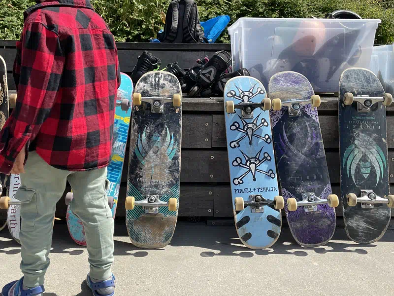 1.	Skateboards klar til brug. Børnene vælger sammen med instruktørerne fra L.O.W Academy et board, som passer til netop dem.