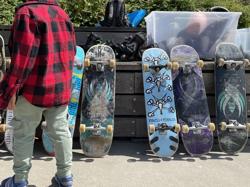 1.	Skateboards klar til brug. Børnene vælger sammen med instruktørerne fra L.O.W Academy et board, som passer til netop dem.