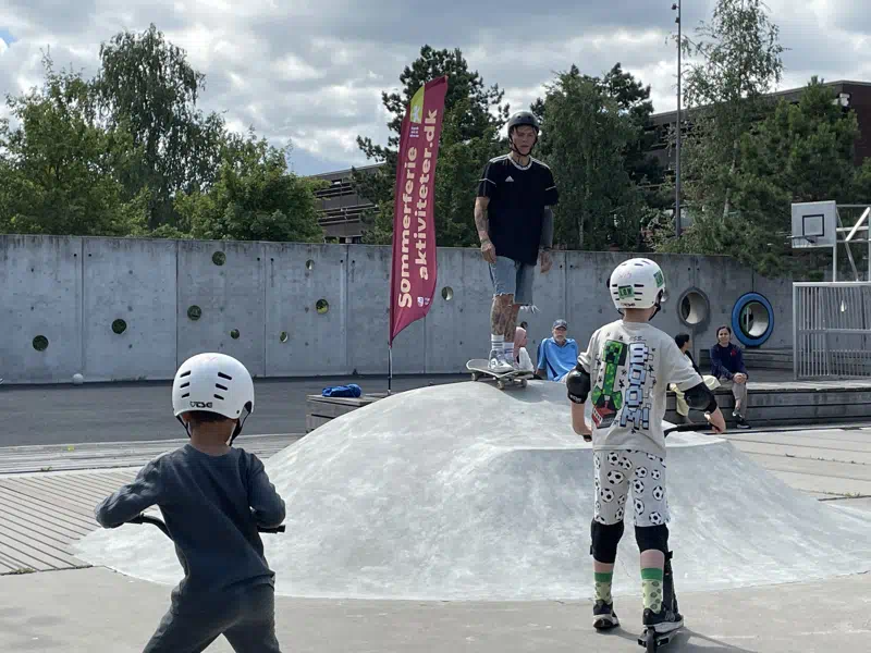 3.	Børn og unge tester skills og får tips fra instruktører under skate-event’et, som er en drop-in sommerferieaktivitet.