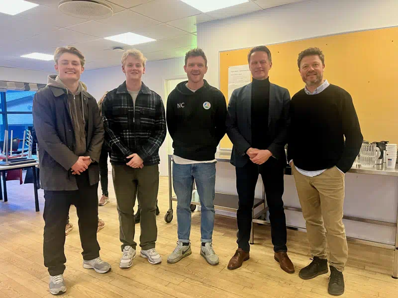 Skolechef Per Christensen (nr. 2 fra højre) havde denne aften fået selskab af – fra venstre til højre – tidligere elever Jakup Helt Hansen og Magnus Malmberg, lærer og koordinator i Gentofte Nick Christensen og tidligere lærer i Fulton og nu udskolingsleder Jesper Walbum.