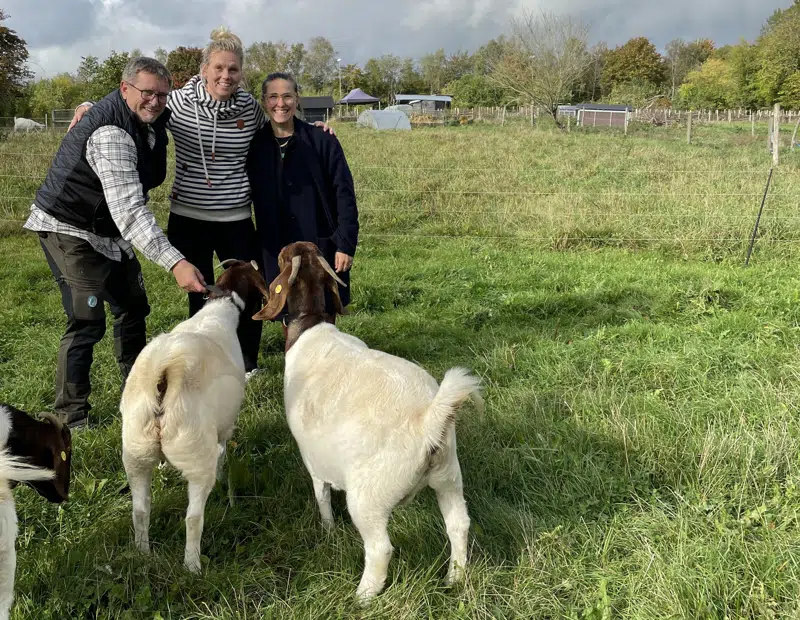 Signe Venneberg og Melis Riemer Wilkenschildt har været med til at stifte Skolelandbrugets Venner. Her sammen med daglig leder af Skolelandbruget, Johnny Skjoldborg Krog.