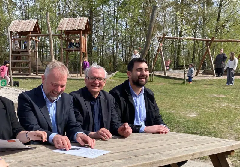 Vicedirektør i Børns Vilkår Steffen Raun Fjordside, borgmester Ole Bondo Christensen og formand for Børn og Skole-udvalget i Furesø, Muhammed Bektas. 