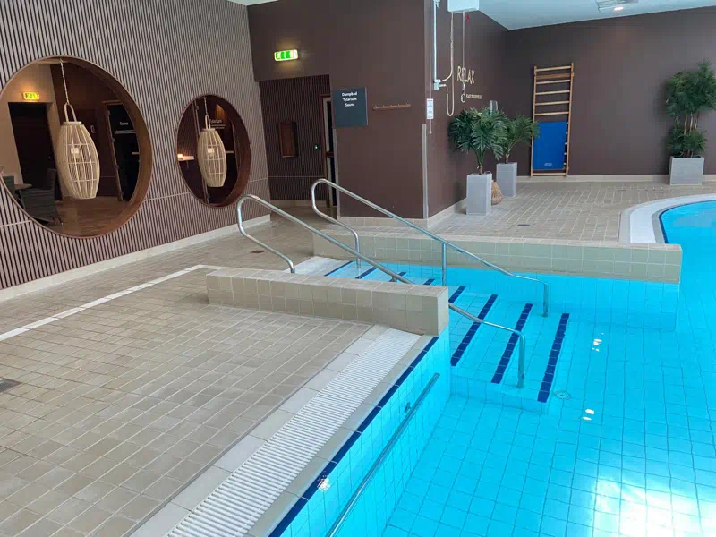 Trappe og blåt vand i Værløse Svømmehals wellnessbassin