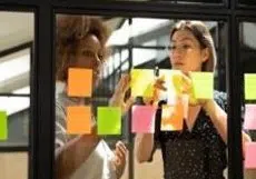 Anbefaling foto af kvinde med post its