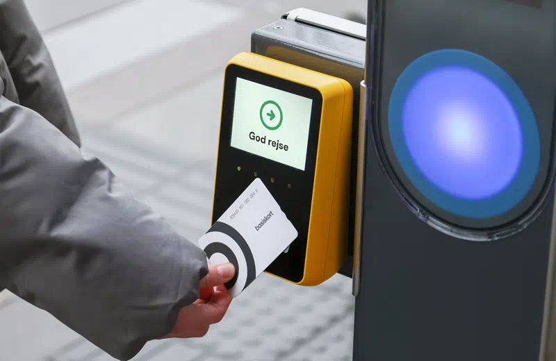 På billedet ser man et Basiskort, der bliver checket ind på et checkpunkt.