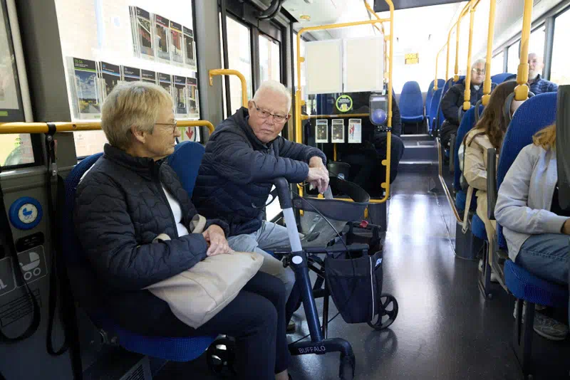 kunde har sin rollator med i bussen.