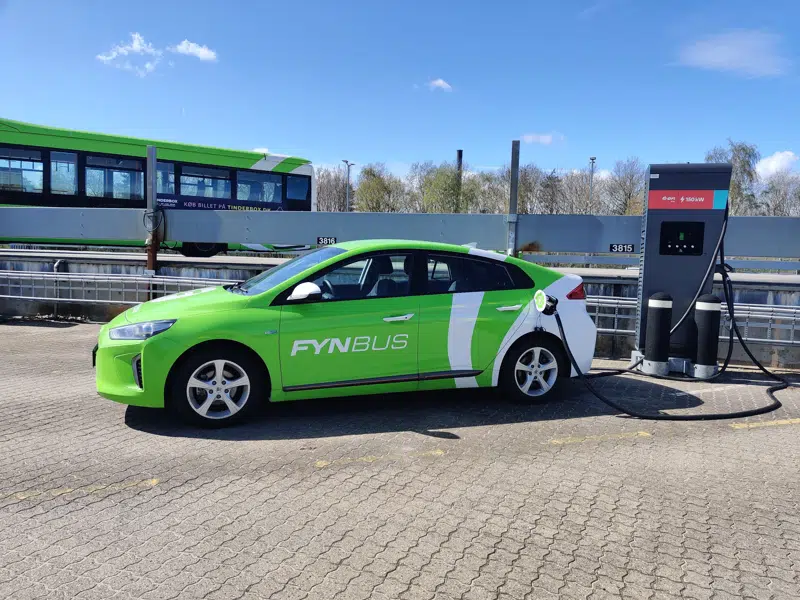 El-flextrafikbil oplader ved Keolis' garageanlæg i Odense